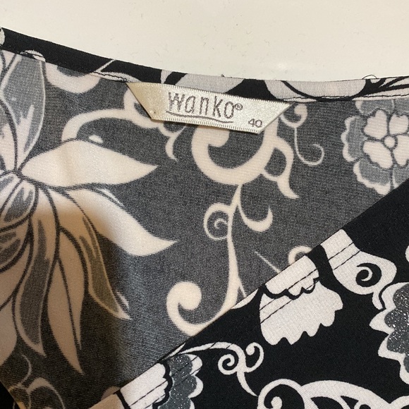 Black & white floral wrap top with some silver shimmer - Picture 4 of 6